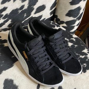 Puma Women’s Vikky Suede Sneakers Sz: 9